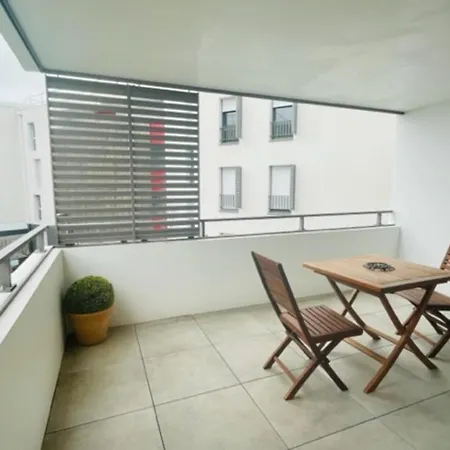 66m With Terrace In Lägenhet