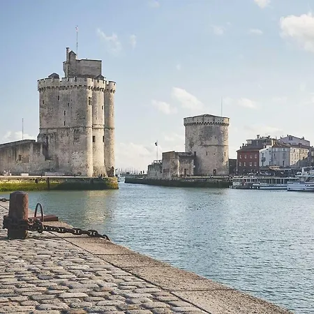 66m With Terrace In La Rochelle *